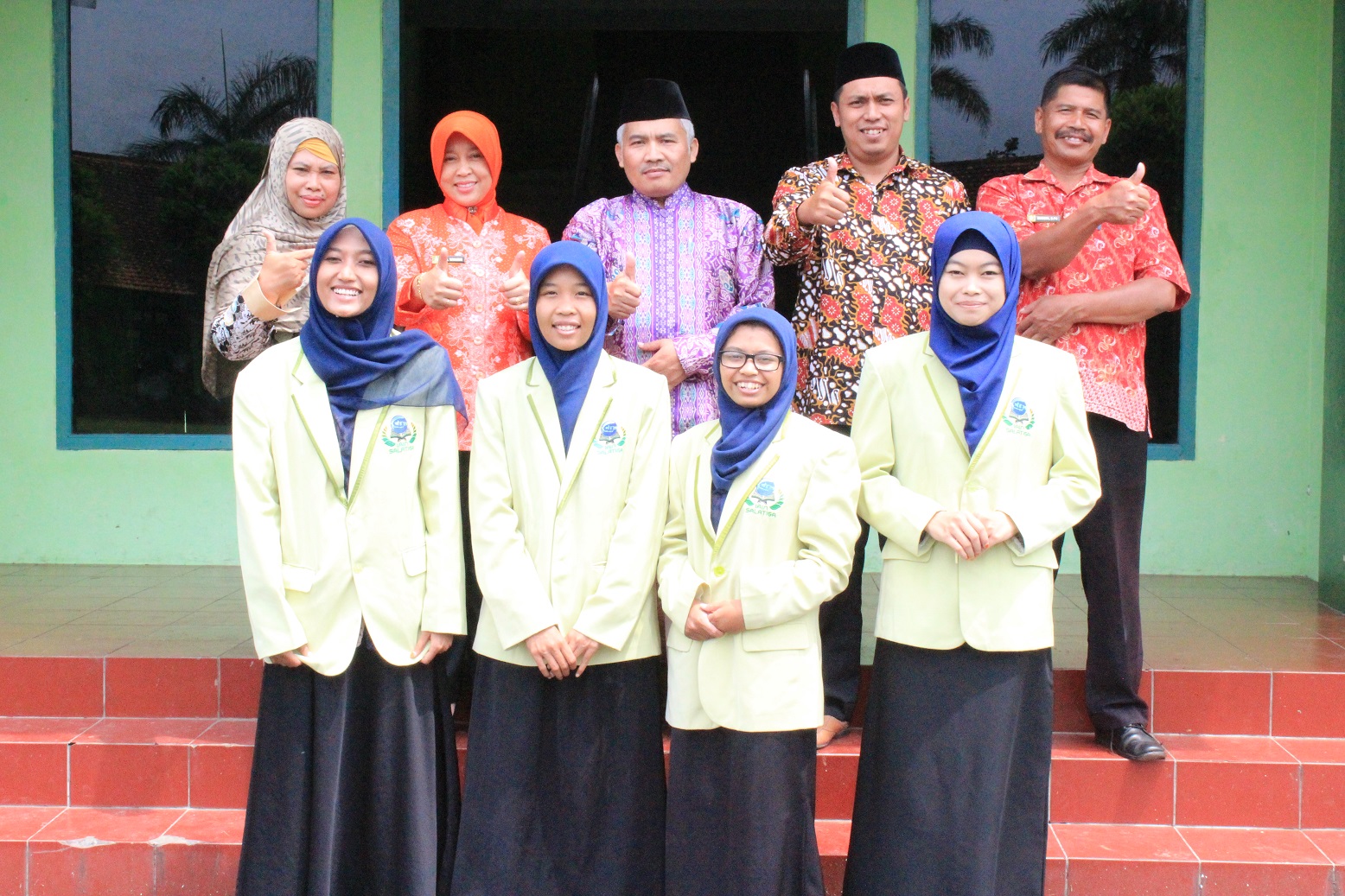 Foto Bersama dari kiri ke kanan: Dra. Astuti Sakdiyah, M.Pd., Dra. Winarni (Kepala Sekolah SMA Kartika III-1), Drs. Abdul Syukur, M.Si., Edi Kuswanto, S.Pd.I., Purwanto dan Tim Fiqh Wanita (berjas)