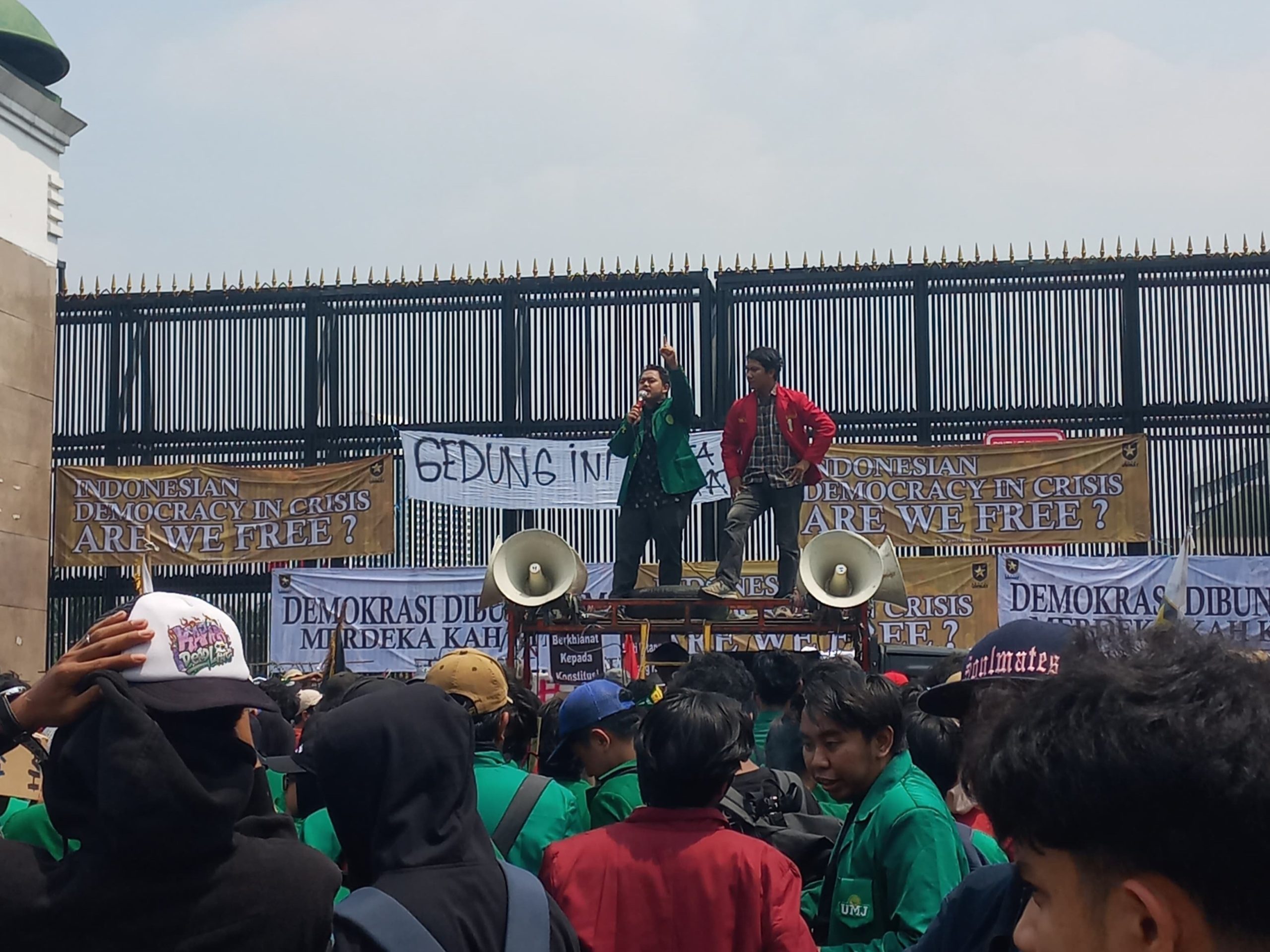 Rapat RUU Pilkada Ditunda, Demo Tetap Dilaksanakan di Gedung DPR RI