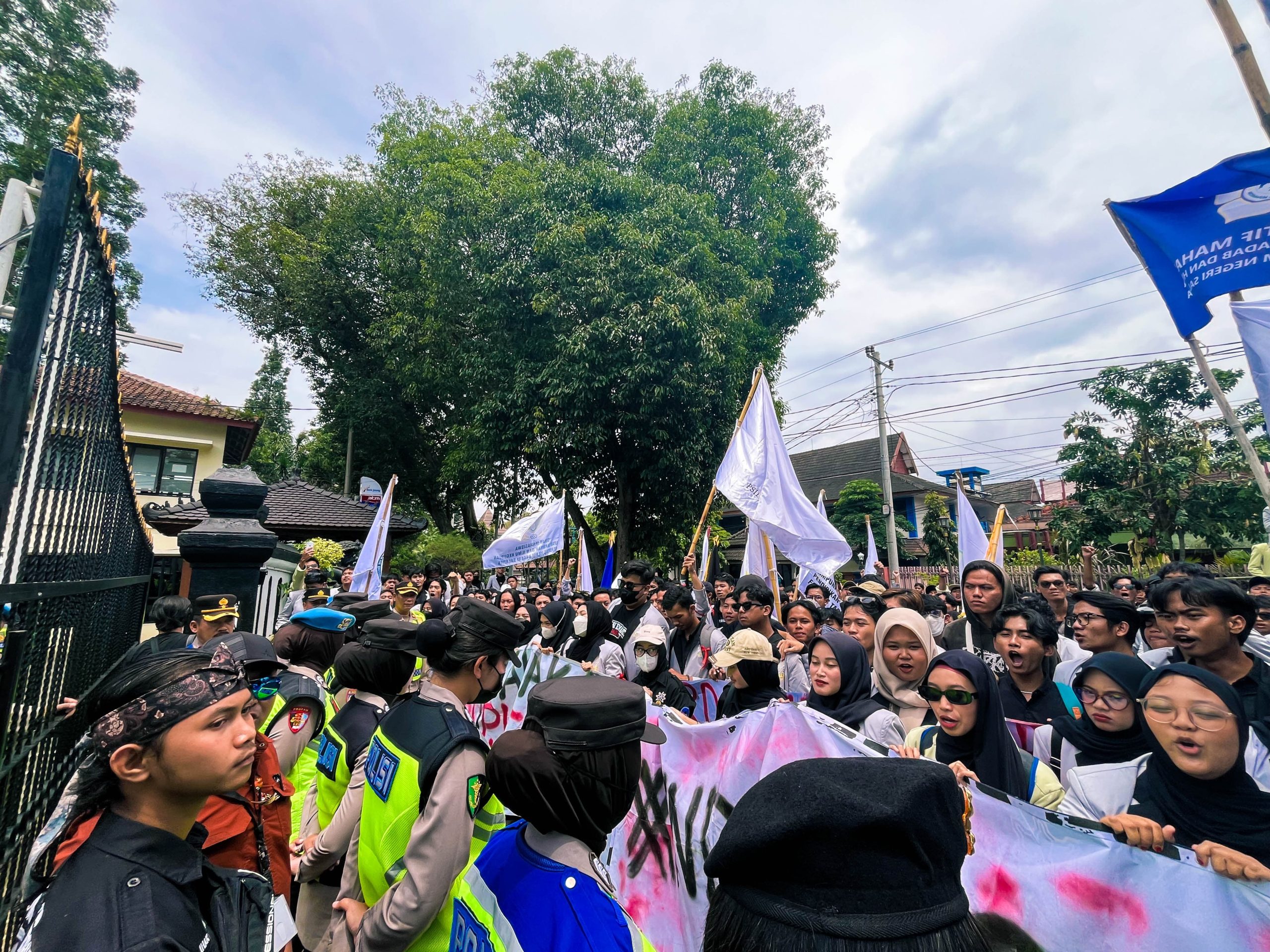 Mahasiswa UIN Salatiga, Desak Kantor DPRD Salatiga Tuntut Program MBG dan Pemangkasan Anggaran Pendidikan